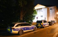 Tuebinger Nachtleben, Menschenansamm lung im Bota (Alte Botanischen Garten) in der Nacht auf Sonntag