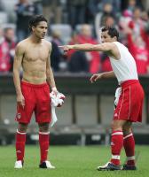 Fussball FC Bayern-Hannover 96; Salihamidzic-Guerrero im Gespraech