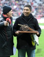 Fussball 1. Bundesliga, Saison 2011/2012: Stadionsprecher Stephan Lehmann mit Giovanne Elber  (v.li., FC Bayern Muenchen)