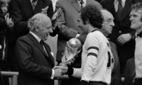 Fussball WM 1974 Finale: Franz Beckenbauer (Deutschland) mit WM Pokal