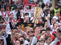 Fussball DFB Pokal Finale 24/25: Arminia Bielefeld - VfB Stuttgart, Public Viewing auf dem Schlossplatz