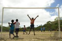 FUSSBALL: FEATURE KINDER SPIELEN FUSSBALL IN DER SUEDSEE