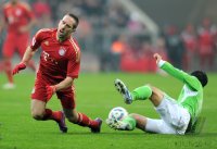 Fussball 1. Bundesliga, Saison 2011/2012: Makoto Hasebe (re, VfL Wolfsburg) gegen Franck Ribery (FC Bayern Muenchen)