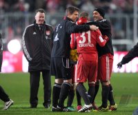 Fussball 1. Bundesliga : (v. li.) Trainer Louis van Gaal, Hans Joerg Butt, Bastian Schweinsteiger nach der Vertragsverlaengerung , Hamit Altintop