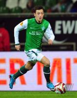 FUSSBALL, EUROPA LEAGUE GRUPPENPHASE: Bremen, OEZIL Einzelaktion am Ball