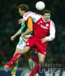 Fussball 1. Bundesliga: Bremen - Bayern, Zweikampf