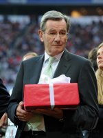 Fussball International Audi Cup 2011:  Karl Hopfner mit einem Geschenk (FC Bayern Muenchen)