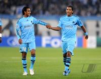 FUSSBALL  International CHL 09/10   ( v.li.) Marseille Fabrice Abriel mit Brandao