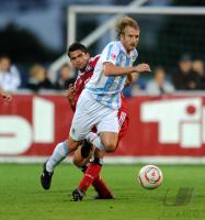 1. Fussball Bundesliga: Daniel Bierofka  (re, 1860 Muenchen) gegen Tomas Rincon (li, HSV)