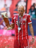Fussball, 1. Bundesliga  Saison 16/17: Jubel FC Bayern Muenchen mit Schale