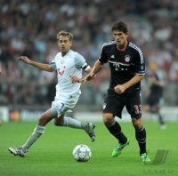 Fussball CHL  Saison 2011/2012: Silvan Aegerter (li, FC Zuerich) gegen Mario Gomez (re, FC Bayern Muenchen)