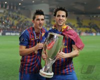 Fussball UEFA SUPER CUP 2011:  JUBEL Cesc Fabregas (re, Barca) und David Villa (Barca) mit Pokal