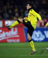 Fussball: 1. Bundesliga Saison 2010/2011: Dortmund, SAHIN am Ball