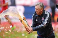 Fussball, 1. Bundesliga  Saison 16/17: Jubel FC Bayern Muenchen mit Schale