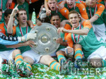 Fussball 1. Bundesliga: Bremen - Leverkusen, MICOUD, AILTON, ISMAEL mit Schale