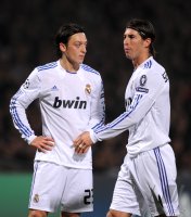Fussball CHL  Saison 2010/2011: (v. li.) Enttaeuschung Mesut Oezil mit Sergio Ramos (Real Madrid)