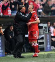 FUSSBALL  International CHL 09/10: Arjen Robben (FCB) nach seiner Auswechslung sauer auf Trainer Louis van Gaal (FCB)
