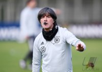 Fussball Training Deutsche Nationalmannschaft in Stuttgart: Trainer Joachim Loew (Deutschland)