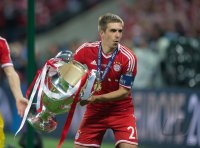 Fussball Champions League Finale 2013:  JUBEL Philipp Lahm (FC Bayern Muenchen) mit Pokal