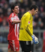 Fussball 1. Bundesliga :  Mario Gomez (li, FC Bayern Muenchen) spricht vor dem ELFMETER mit Torwart Raphael Schaefer (re, 1 FC Nuernberg)