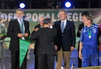 Fussball: DFB Pokal Finale:  (v. li.) Wolfgang Niersbach, Dr. Theo Zwanziger, Trainer Ralf Rangnick (FC Schalke 04) Bundespraesident Christian Wulff und Trainer Joachim LOEW (Deutschland)