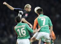 Fussball 1. Bundesliga: Bremen - Hamburg, Zweikampf