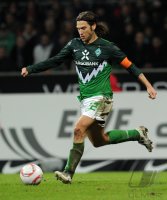 Fussball: 1. Bundesliga Saison 2010/2011: SV Werder Bremen, FRINGS am Ball