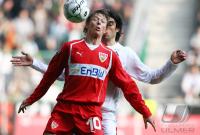 Fussball 1. Bundesliga: Moenchengladbach - Stuttgart, Zweikampf