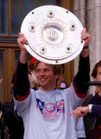 Fussball:  Torwart Stefan Wessels jubelt mit der Meisterschale