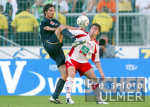 Fussball 1. Bundesliga: Koeln - Wolfsburg, Zweikampf