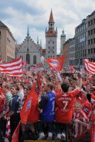 Fussball 1. Bundesliga : FC Bayern Muenchen  Fans feiern die Deutscher Meisterschaft  09/10