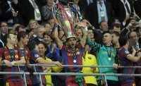 Fussball Champions League Finale 2011: Jubel mit Pokal Andres Iniesta , Daniel Alves , Victor Valdes  (v. li., Barca)