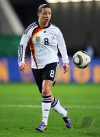 Fussball: International, Frauen Laenderspiel: Deutschland, GRINGS am Ball