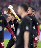 Fussball 1. Bundesliga Saison 21/22: JUBEL FC Bayern Muenchen feiert die 32. Meisterschaft