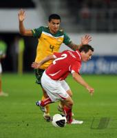 FUSSBALL NATIONALMANNSCHAFT: Tim CAHILL (li, Australien) gegen Stephan LICHTSTEINER (re, Schweiz)