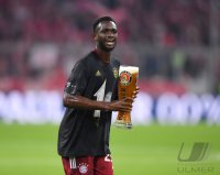 Fussball 1. Bundesliga Saison 21/22: JUBEL FC Bayern Muenchen feiert die 32. Meisterschaft