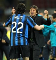 FUSSBALL CHL  Saison 10/11:  JUBEL Diego Milito mit Trainer Leonardo (Inter Mailand)