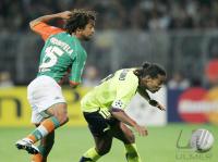 Fussball Champions League: Bremen - Barcelona, Zweikampf