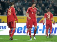 Fussball 1. Bundesliga, Saison 2011/2012:  Holger Badstuber (li.) mit dem verletzten Daniel van Buyten (FC Bayern Muenchen)