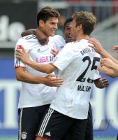 Fussball 1. Bundesliga, Saison 2011/2012:  JUBEL nach dem TOR durch Mario Gomez mit David Alaba, Thomas Mueller (v. li., FC Bayern Muenchen)