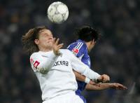 Fussball 1. Bundesliga: Gladbach - Schalke, Zweikampf
