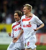 2. Fussball Bundesliga : JUBEL mit Moritz Leitner, Axel Bellinghausen (v. li., FC Augsburg)