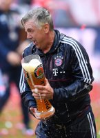 Fussball, 1. Bundesliga  Saison 16/17: Jubel FC Bayern Muenchen mit Schale