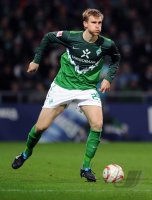 Fussball: 1. Bundesliga Saison 2010/2011: Bremen, MERTESACKER am Ball