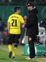 Fussball DFB Pokal, Saison 2011/2012, Halbfinale: Ilkay Guendogan (li.) mit Trainer Juergen Klopp (Borussia Dortmund)