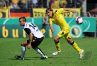 Fussball DFB Pokal : Christoph Burkhard (li, Burghausen) gegen Marcel Schmelzer (re, BVB)