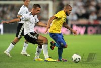 Fussball International  Testspiel: Lukas PODOLSKI (li, Deutschland)  gegen Daniel ALVES (re, Brasilien)