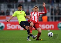 Fussball Champions League: Valentin Stocker  (li, FC Basel) gegen Philipp Lahm (re, FC Bayern Muenchen)