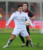 Fussball 1. Bundesliga : Mario Gomez (li, FC Bayern Muenchen) gegen Manuel Friedrich (re, Bayer 04 Leverkusen)