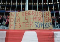 Fussball 1. Bundesliga Saison 12/13:  Haemisches Plakat der FC Bayern Fans